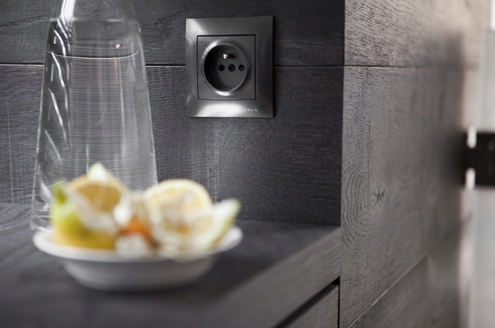 Kontakt SIMON 54 gniazdo pojedyncze z uziemieniem antracyt 03